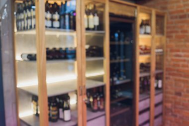 Moda şarapçısı, şarap restoranı. Arkaplan kullanımı için bulanık resim.
