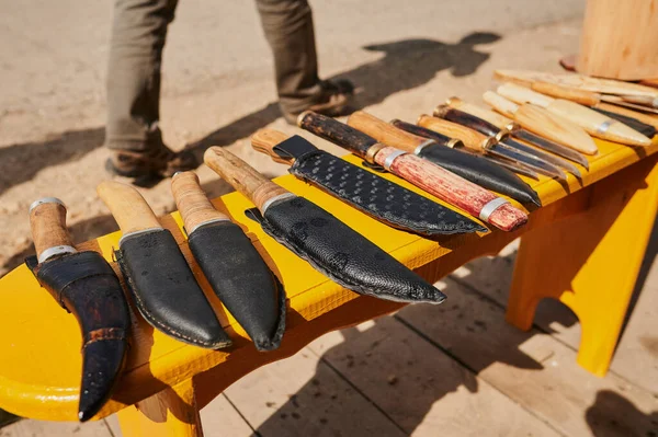 Primer plano de muchos tipos de diferentes cuchillos vintage rústicos hace mucho tiempo para cortar y acampar a un animal. — Foto de Stock