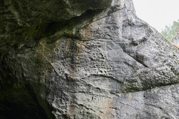 L'art rupestre ou les peintures rupestres sont l'expression artistique des premiers êtres humains préhistoriques et historiques. En Inde, ils sont principalement disponibles sous forme de croquis et de peintures dans des roches de grès, — Photo