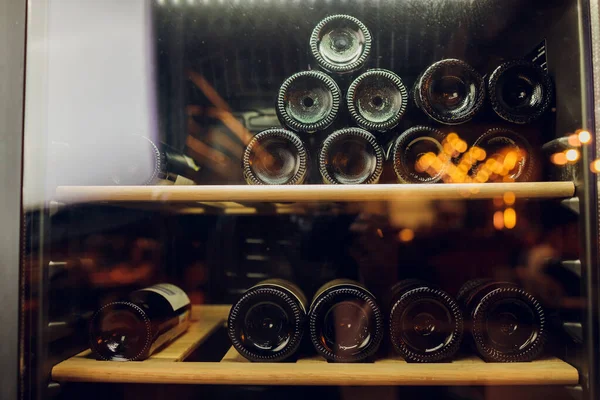Armário de vinho com Bokeh de luz refletindo. — Fotografia de Stock