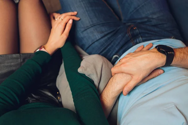 Pareja romántica sosteniéndose mutuamente la mano en la cena en un restaurante. —  Fotos de Stock