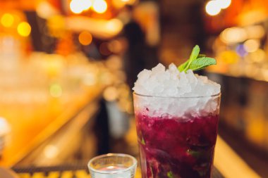 Nane likörü kokteyli bir gece kulübünün tezgahında..