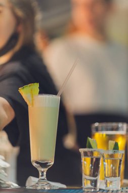 İki tekila ve bir çift limon parçası..
