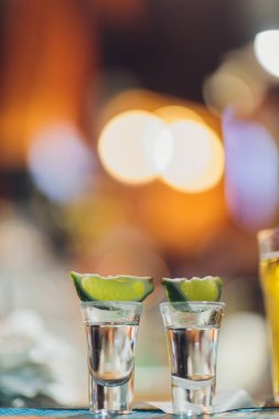 İki tekila ve bir çift limon parçası..