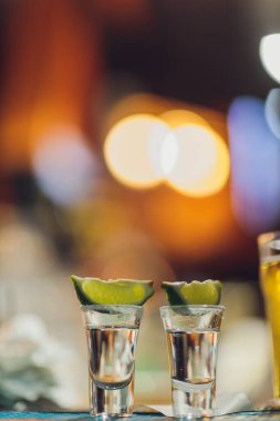 İki tekila ve bir çift limon parçası..