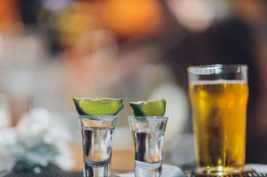 İki tekila ve bir çift limon parçası..