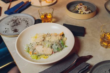 Taze yeşil salata, ızgara tavuk ve domates..