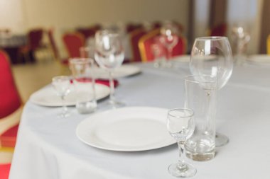 Lokantada açık arkaplanda masa ayarlandı.