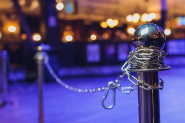 Otoparkların ya da garaj yollarının detaylı görünmesi için direklerden sarkan zincirler.