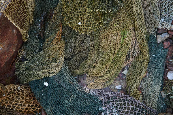 Una rete da pesca è una rete utilizzata per la pesca. Le reti sono dispositivi costituiti da fibre tessute in una struttura a griglia. Alcune reti da pesca sono anche chiamate trappole per pesci, ad esempio reti da pesca. — Foto Stock