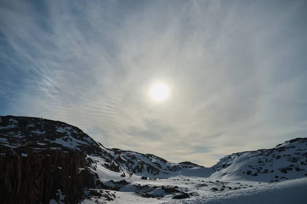 Arctische tijdspanne van ijsbergketens in het sneeuwlandschap. Niemand wilde natuur milieu landschap van klimaatverandering. Koude winter op witte sneeuwachtige dag met ijsberg gletsjerberg op Antarctica. — Stockfoto