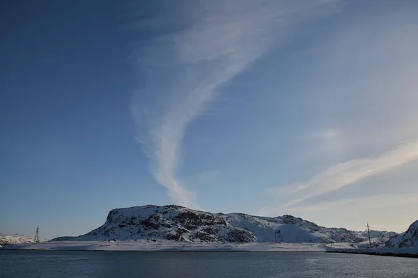 Arktická doba ledových pohoří ve sněhové krajině. Nikdo nebude šířit přírodní scenérie změny klimatu. Studená zima na bílém sněhobílém oblačném dni s ledovcem na Antarktidě. — Stock fotografie
