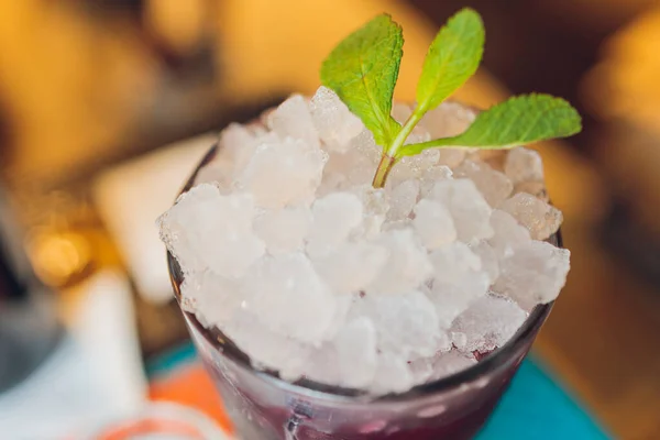 Mint Julep cocktail shot op een bar teller in een nachtclub. — Stockfoto