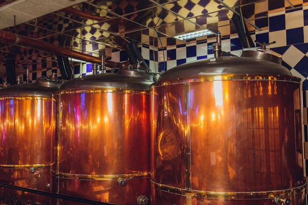 Parte de una pequeña cervecería, producción de cerveza artesanal. — Foto de Stock