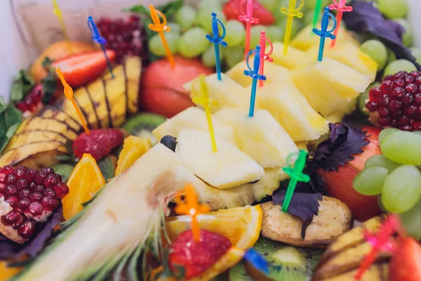 Mesa buffet de recepción con hamburguesas, snacks fríos, carnes y ensaladas. — Foto de Stock