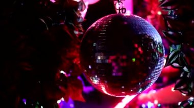 Gece disko partisi konsepti. Mavi arka planda hafif müzik disko topu. Parlak efektlerle gece kulübünde dönen disko topu. Dönen aynalı disko topu gece kulübü ışıklarında dönüyor, parti.