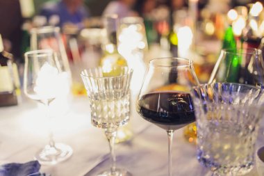 Sıcak, aydınlık çatı katında şarap bardakları..