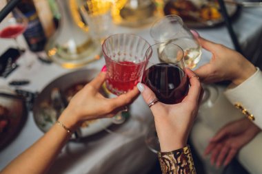 İçkili kadehler ve kadeh kaldırma, parti.