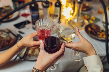 İçkili kadehler ve kadeh kaldırma, parti.