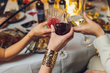 İçkili kadehler ve kadeh kaldırma, parti.