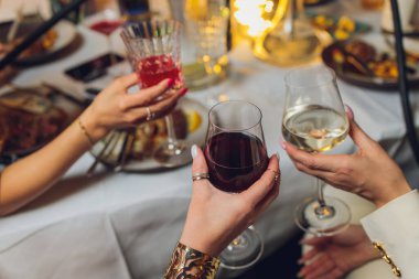 İçkili kadehler ve kadeh kaldırma, parti.