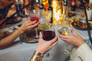 İçkili kadehler ve kadeh kaldırma, parti.