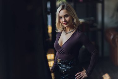 Stüdyoda ışık altında poz veren güzel bir kadın model..