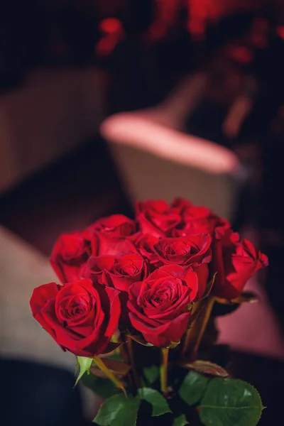 Grande e bonito buquê de flores frescas em um estande na sala do banquete. — Fotografia de Stock