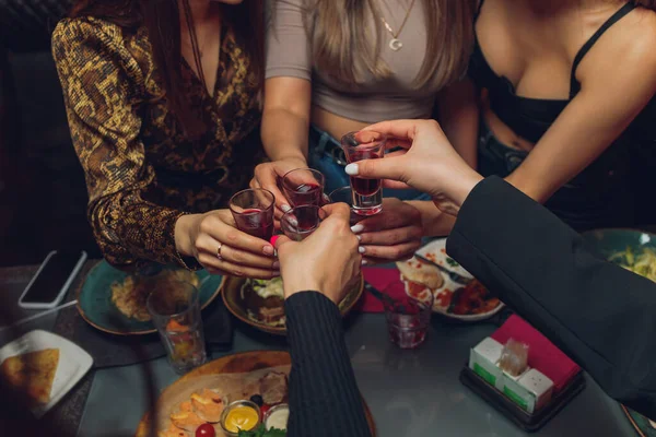 Gläser klirren mit Alkohol und Anstoßen, Party. — Stockfoto