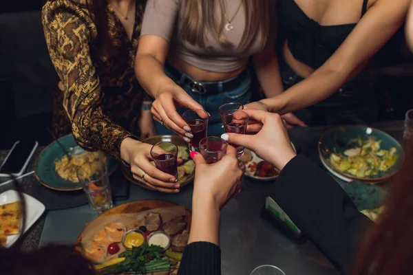 Drinkglazen met alcohol en geroosterd brood, feest. — Stockfoto