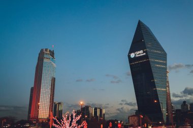 İstanbul, Türkiye - 15 Mart 2021: İstanbul, Türkiye 'nin iş bölgelerinde, İstanbul' un Avrupa yakasında yer alan işletme odaklı bir mahalle olan Maslak 'taki binalar ve gökdelenler.