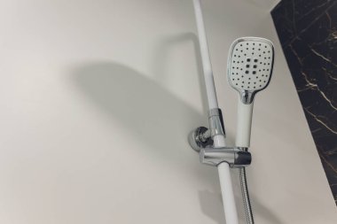 Eski metal bir duşta akan su - DOFfocus 'ı yut. Bazı su damlaları su hızından dolayı bulanıklaşır..