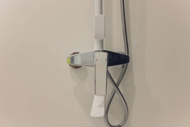 Eski metal bir duşta akan su - DOFfocus 'ı yut. Bazı su damlaları su hızından dolayı bulanıklaşır..