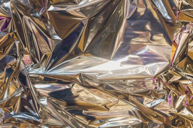 Parlak buruşuk yüzeyi olan gümüş folyo arka plan doku arkaplanı.