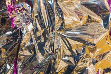 Parlak buruşuk yüzeyi olan gümüş folyo arka plan doku arkaplanı.