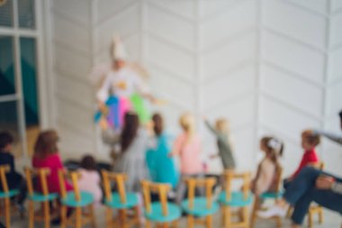 Tatil için hazırlanmış balonlarla süslenmiş çocuk odası, kimse yok..