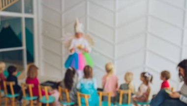 Tatil için hazırlanmış balonlarla süslenmiş çocuk odası, kimse yok..