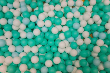 Tatil için hazırlanmış balonlarla süslenmiş çocuk odası, kimse yok..