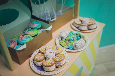 Tatil için hazırlanmış balonlarla süslenmiş çocuk odası, kimse yok..