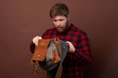 Yüzünde sakallı, kahverengi arkaplan, logo, kopyalama alanı olan bir adam..