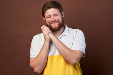 Yüzünde sakallı, kahverengi arkaplan, logo, kopyalama alanı olan bir adam..