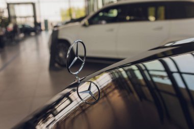 UFA, RUSSIA - 26 AĞUSTOS 2020: Mercedes Benz logosu bir arabanın kaputuna yakın çekim.