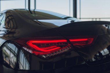 Yeni bir halojen siyah kesişen arabanın arka lambası. Modern bir arabanın dış görünüşü. LED ışıkları modern arabalardan birinin detaylarını kapat..
