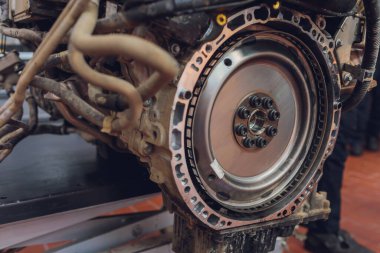 Otomatik motor tamiri satışta, zamanlamada, gerilimlerde, endüstriyel paten zincirinde, seçici odaklı teknoloji. Ofiste takım çalışması, iş..