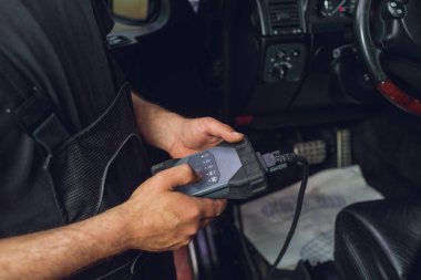 Tamircinin teşhis aracı tutan orta bölümü.