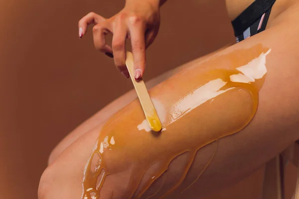 Hair removal with sugar. In the office of a cosmetologist. — Stock Photo, Image