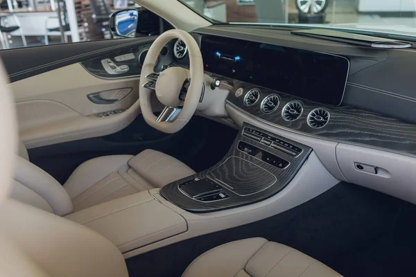 Hermoso interior de cuero del coche moderno. —  Fotos de Stock