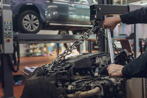 Reparación automática del motor en el análisis automático para la venta, sincronización, tensores, cadena de rodillos industriales, tecnología con enfoque selectivo. Trabajo en equipo en la oficina, negocios. —  Fotos de Stock