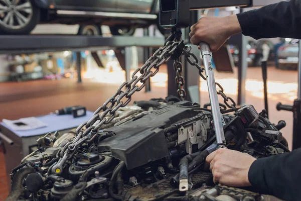 Reparación automática del motor en el análisis automático para la venta, sincronización, tensores, cadena de rodillos industriales, tecnología con enfoque selectivo. Trabajo en equipo en la oficina, negocios. — Foto de Stock