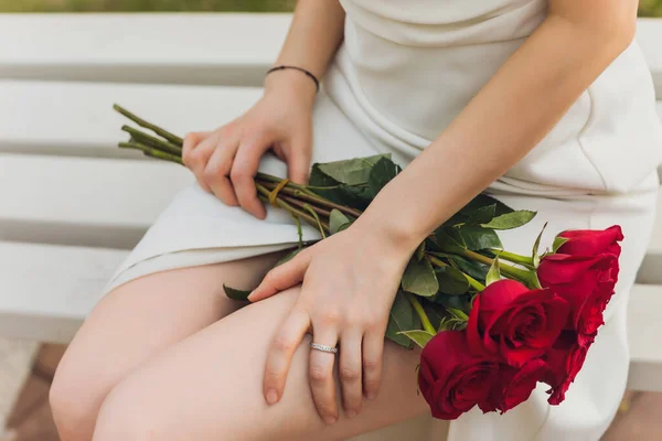 Zbliżenie młody kobieta ręka gospodarstwa czerwony róża kwiaty na zewnątrz tło. — Zdjęcie stockowe